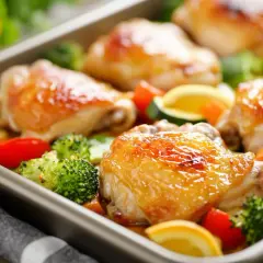 Pyszne pieczone udka kurczaka z warzywami i cytryną – idealne menu na 50 urodziny w domu.