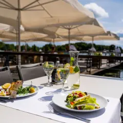 Wyśmienita ryba i sałatka na tarasie z widokiem na jezioro. Idealne miejsce na obiad w najlepszej restauracji w Olsztynie.
