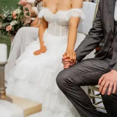 Para młoda trzyma się za ręce. Ślub kościelny daje poczucie sakramentu i wiecznego związku.