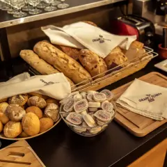 Świeże pieczywo, bułeczki i masło – idealne miejsce, by zjeść śniadanie.