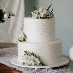 Elegancki tort weselny z białymi kwiatami. Idealny rozmiar, by zaspokoić głód na 40 osób.
