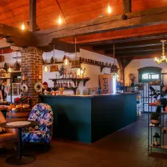 Przytulne, klimatyczne restauracje Bydgoszcz. Wnętrze z barem, wygodnymi fotelami i jesiennymi dekoracjami.