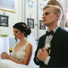 Para Młoda w kościele. Czy ksiądz może odmówić zgody na ślub w innej parafii? Pytanie to nurtuje wiele par.