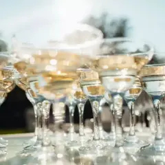 Szklanki z szampanem czekają na gości. Ile szampana na osobę? Tyle, by wznieść toast!