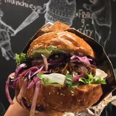 Pyszny burger z szarpaną wieprzowiną i czerwoną kapustą. Idealne miejsce, gdzie zjeść w Gdańsku, gdy masz ochotę na coś sycącego.