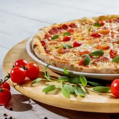 Szukasz miejsca, gdzie dobrze i tanio zjeść w Mikołajkach? Ta pyszna pizza z pomidorkami i bazylią to idealna propozycja!