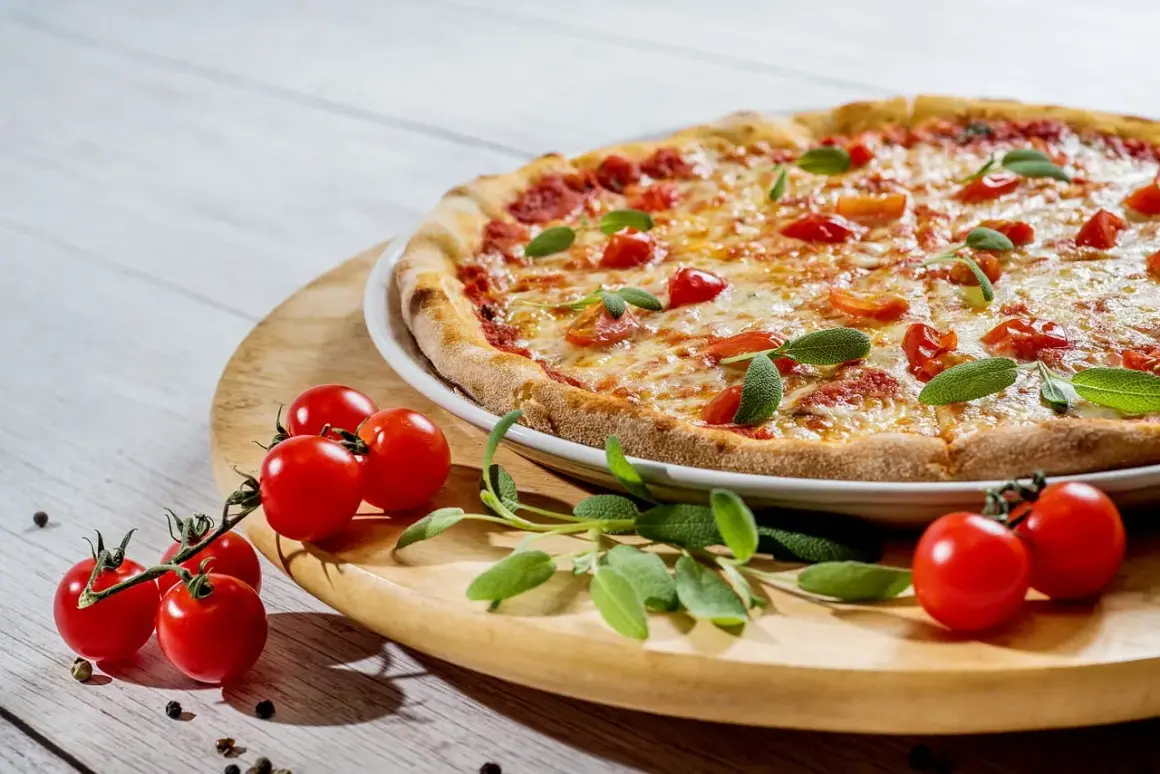 Szukasz miejsca, gdzie dobrze i tanio zjeść w Mikołajkach? Ta pyszna pizza z pomidorkami i bazylią to idealna propozycja!