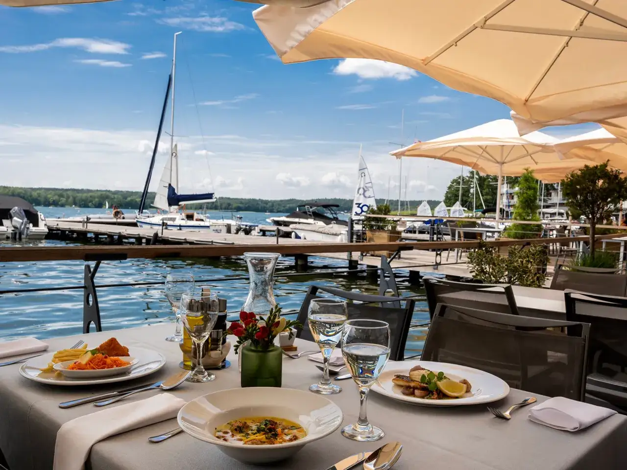 Elegancka restauracja nad jeziorem, serwująca wyśmienite dania. Idealne miejsce na romantyczną kolację, uznawana za najlepsza restauracja w Olsztynie.