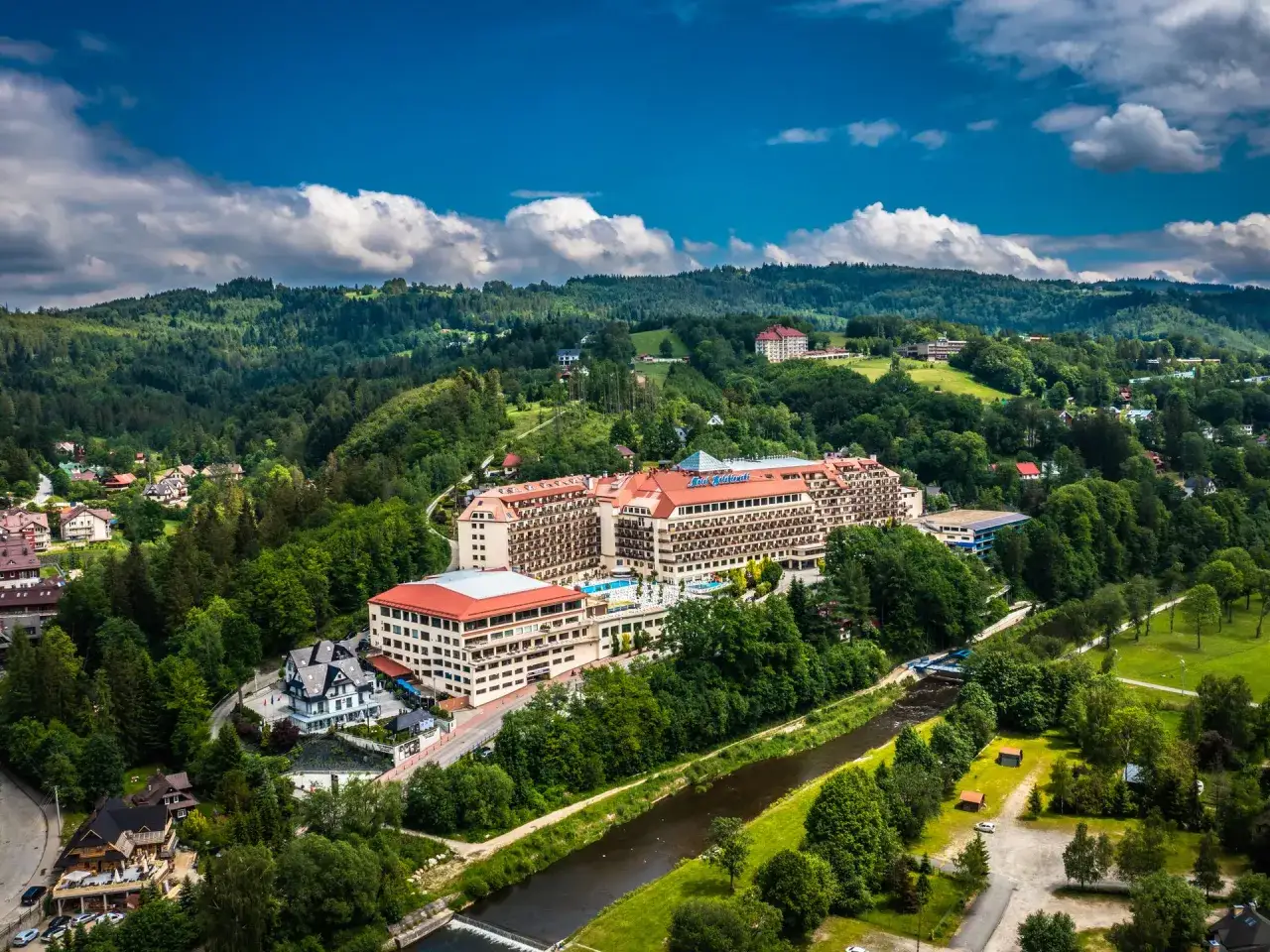 Hotel Gołębiewski w Tatrach, jeden z wielu w Polsce, otoczony zielenią i górami.