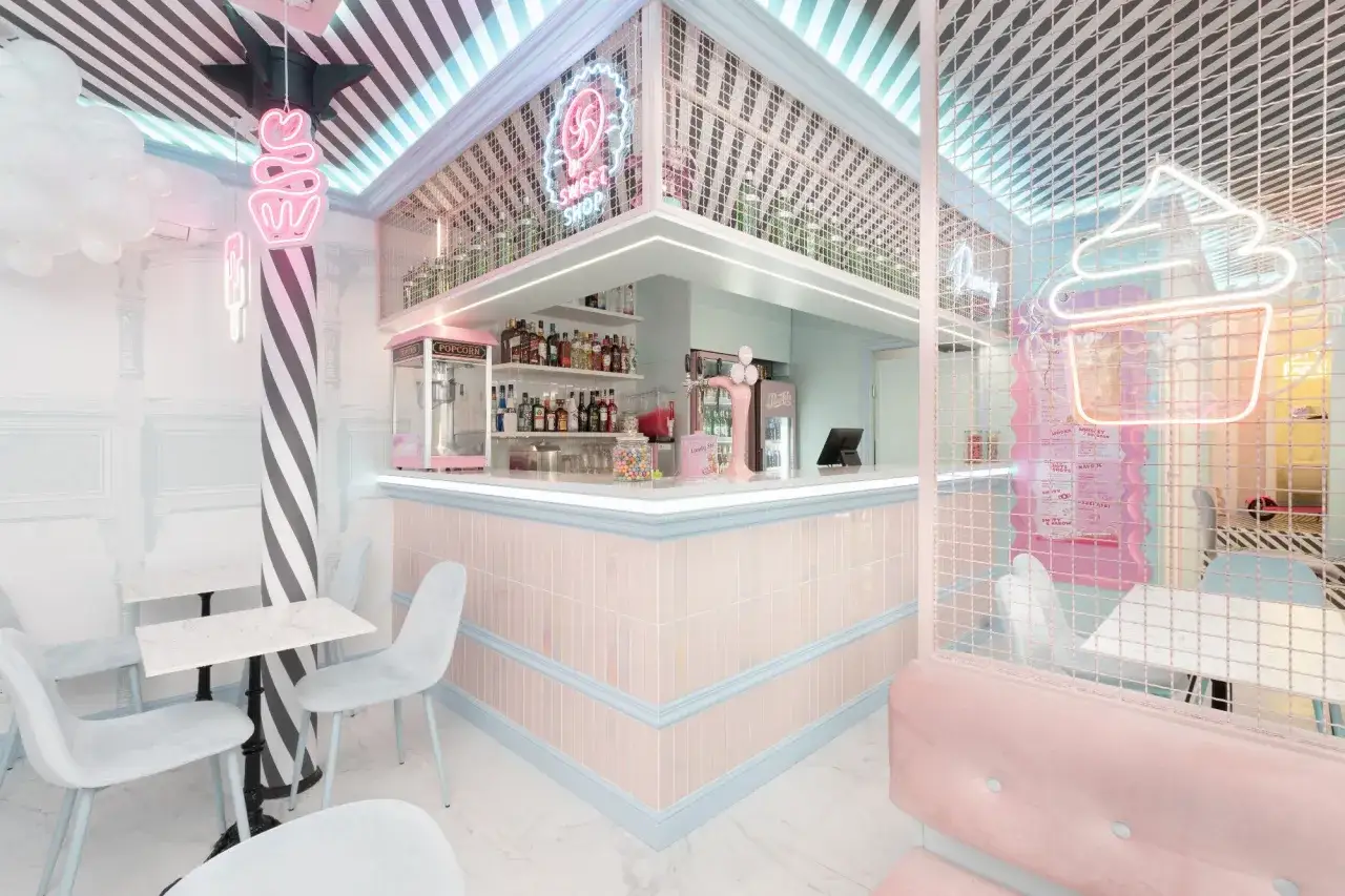Różowa, cukierkowa atmosfera w Poznaniu. Nietypowe restauracje, które zachwycają neonami i słodkimi motywami.